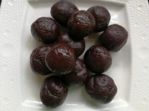 把放凉的红豆沙称好备用，每个15克。