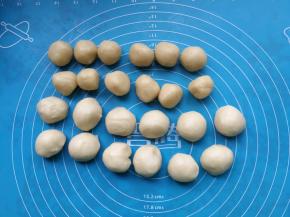 把揉好的水皮和油皮都称好，水皮每个20克，油皮每个15克。