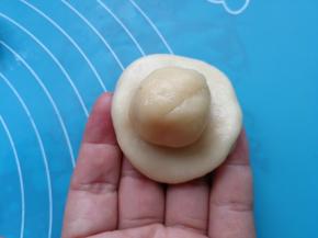 把水皮压成圆形状，放入油皮。