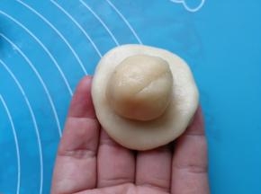 把水皮压成圆形状，放入油皮。