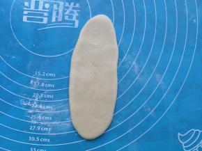 好后用擀面杖擀成牛舌状。