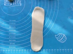 全部卷好后再重复13步骤，重新擀成牛舌状。