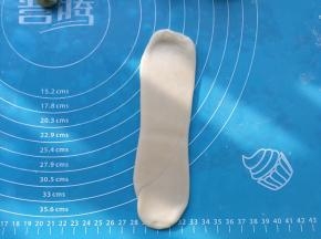 全部卷好后再重复13步骤，重新擀成牛舌状。