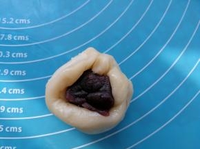 放入红豆沙或者自己喜欢的馅料，收口包好。