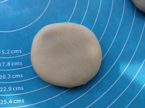 包好馅料之后，把它压成圆形状。