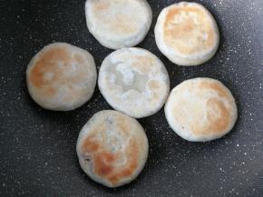 不粘锅用小火烧热，放入做好的红豆饼，煎至两面金黄色即可出锅，为了煎均匀，勤翻面，翻面时候可以用硅胶铲，不容易把皮弄破。