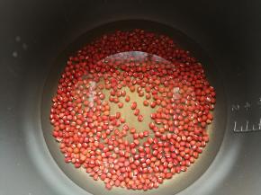 清洗干净， 加入适量的水。