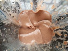 把已经煮烂的红豆放入破壁机中，打成细腻的泥状。