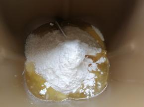 要准备好后，制作水皮，把低筋面粉，细砂糖，玉米油，水，蛋白，放入面包桶中，面包机启动和面模式揉20分钟。没有面包机或者厨师机的可以用手揉，材料一样全部混合即可。