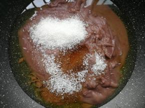 把打好的红豆泥放入不粘锅中，加入玉米油，麦芽糖，细砂糖，用小火炒制。