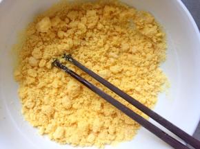 玉米面粉用70度的热水烫一下后，自然晾凉