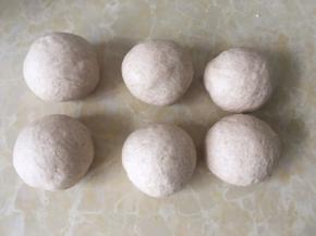 将每一份面团揉至表面光滑，盖保鲜膜松弛15分钟