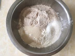 容器内加入高筋面粉，黑麦粉，细砂糖跟酵母