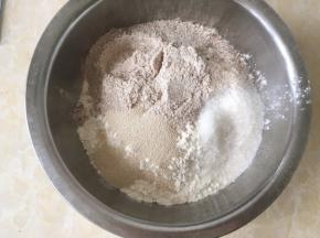容器内加入高筋面粉，黑麦粉，细砂糖跟酵母
