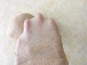 揉好的面团切下一小块，可以撑出手套膜即可