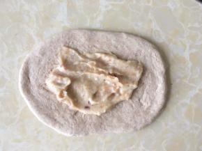 抹上一部分拌好的奶酪馅