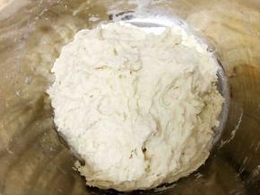 用筷子搅拌至无干粉，不要用手会粘用筷子搅拌均匀就好