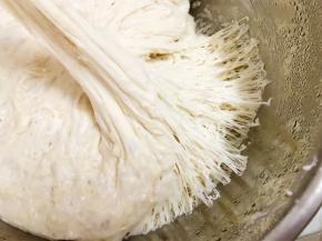 撕开来里面都是密集的小孔
酵头就完成了