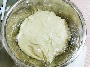 面团滚圆放入盆里盖上保鲜膜发酵至二倍大