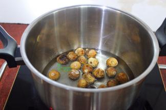 无花果干、水、细砂糖倒入煮锅，中火煮沸。