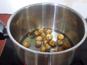 无花果干、水、细砂糖倒入煮锅，中火煮沸。