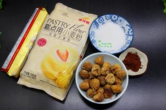 准备食材：
金龙鱼糕点用小麦粉150克，可可粉1小勺、黄油100克、细砂糖30克
无花果馅配料：无花果干120克、水200克、细砂糖30克
