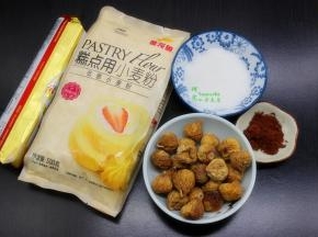 准备食材：
金龙鱼糕点用小麦粉150克，可可粉1小勺、黄油100克、细砂糖30克
无花果馅配料：无花果干120克、水200克、细砂糖30克
