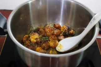 煮沸之后改为小火，盖上盖子，煮20分钟至无花果软绵，用勺子能压烂，如图。