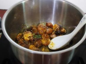 煮沸之后改为小火，盖上盖子，煮20分钟至无花果软绵，用勺子能压烂，如图。