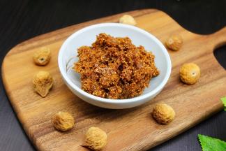 煮好无花果稍微放凉，放入料理机打碎成泥状，打碎之后，非常浓稠。如果打碎的无花果比较稀的，放回锅里继续煮至浓稠。无花果馅就做好了。