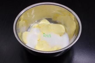 黄油切块在室温能软化，加入细白砂糖；