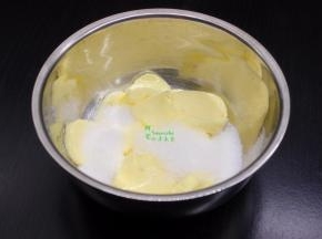 黄油切块在室温能软化，加入细白砂糖；
