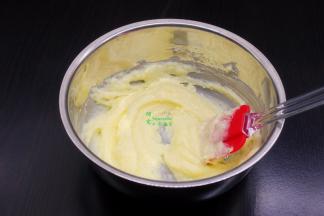 用橡胶刮刀搅拌均匀，不需要打发，只要细砂糖能溶解在黄油里即可。