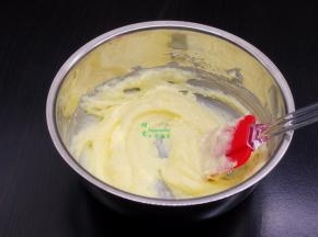 用橡胶刮刀搅拌均匀，不需要打发，只要细砂糖能溶解在黄油里即可。