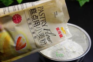 低筋粉面粉加入可可粉搅拌均匀；