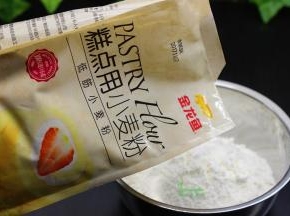 低筋粉面粉加入可可粉搅拌均匀；
