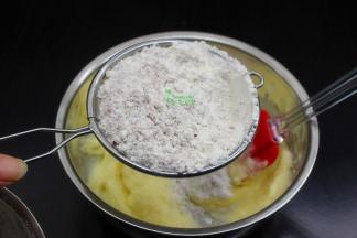 搅拌的低筋粉过筛到拌均好的黄油里；