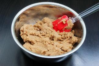 用橡皮刮刀搅拌均匀，酥饼面糊就做好了。