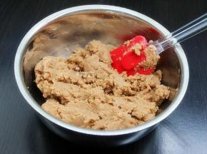 用橡皮刮刀搅拌均匀，酥饼面糊就做好了。