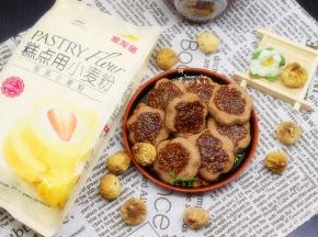 烤好的饼干，取出，放凉，又香又酥，非常好吃。