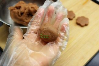 取小块，揉成小圆，压扁，酥饼面糊不能用力揉。