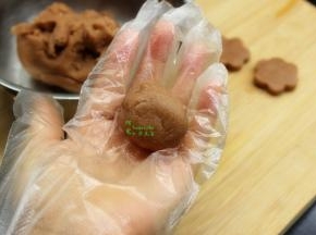 取小块，揉成小圆，压扁，酥饼面糊不能用力揉。