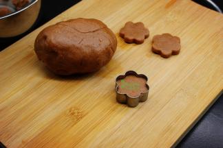 用饼干模具刻出饼干胚，也可以用手做成各种形状。