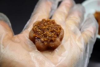 把无花果馅均匀涂一层在饼干胚上面。