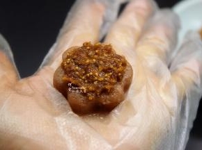 把无花果馅均匀涂一层在饼干胚上面。