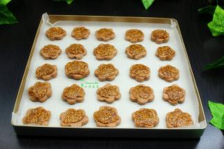 做的的无花果酥饼胚，均匀的放入烤盘。做了25个，刚好一个烤盘均匀摆满。