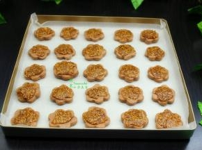 做的的无花果酥饼胚，均匀的放入烤盘。做了25个，刚好一个烤盘均匀摆满。