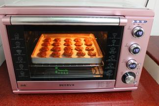 烤箱预热，170度，中下层，上下火，时间为25分钟。说明一下，我拍照的时候已经过了几分钟，所以时间显示的是20分钟。