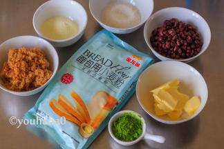 先备齐所有的材料，夏天温度高，牛奶、水、面粉、鸡蛋等要提前放入冰箱冷藏，冷藏时间至少要一个小时，厨师机的搅拌缸和搅拌头都要提前放进冰箱冷藏。