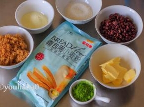 先备齐所有的材料，夏天温度高，牛奶、水、面粉、鸡蛋等要提前放入冰箱冷藏，冷藏时间至少要一个小时，厨师机的搅拌缸和搅拌头都要提前放进冰箱冷藏。